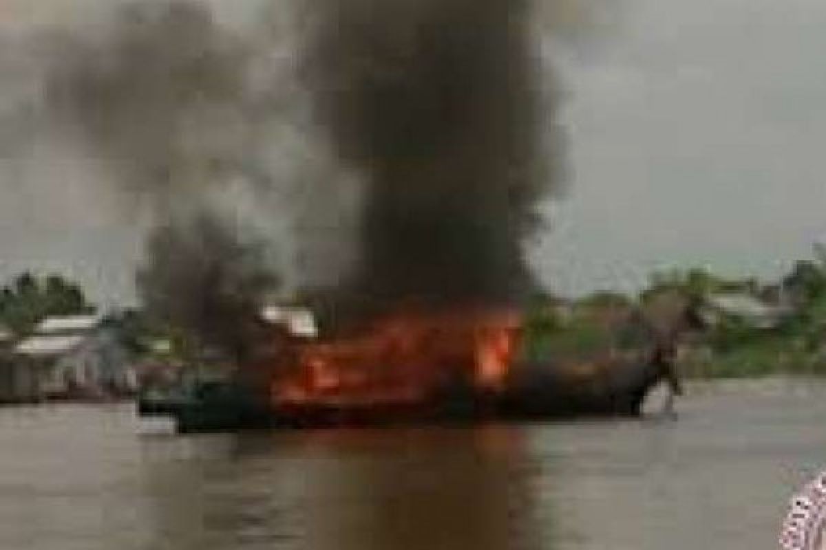 Polisi Selidiki Penyebab Kebakaran Kapal Pengangkut BBM