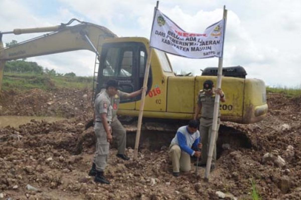 Pemkab Madiun Tutup Usaha Pencucian Pasir Ilegal 