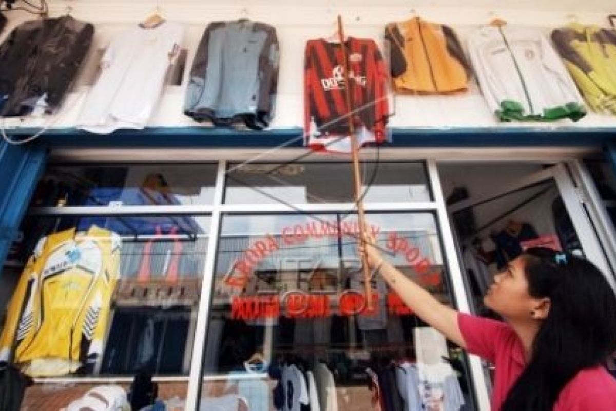 Pedagang Pakaian Bekas Impor Tangerang Tetap Bertahan