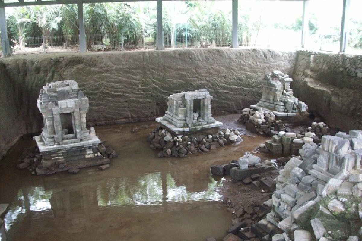 Candi Losari di Magelang terendam air