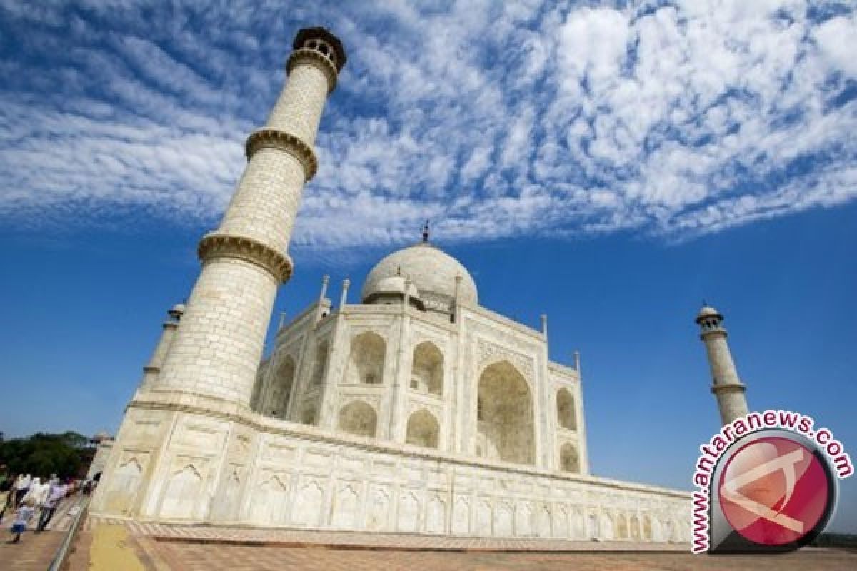 Pilar kuno batu pintu Taj Mahal roboh akibat badai