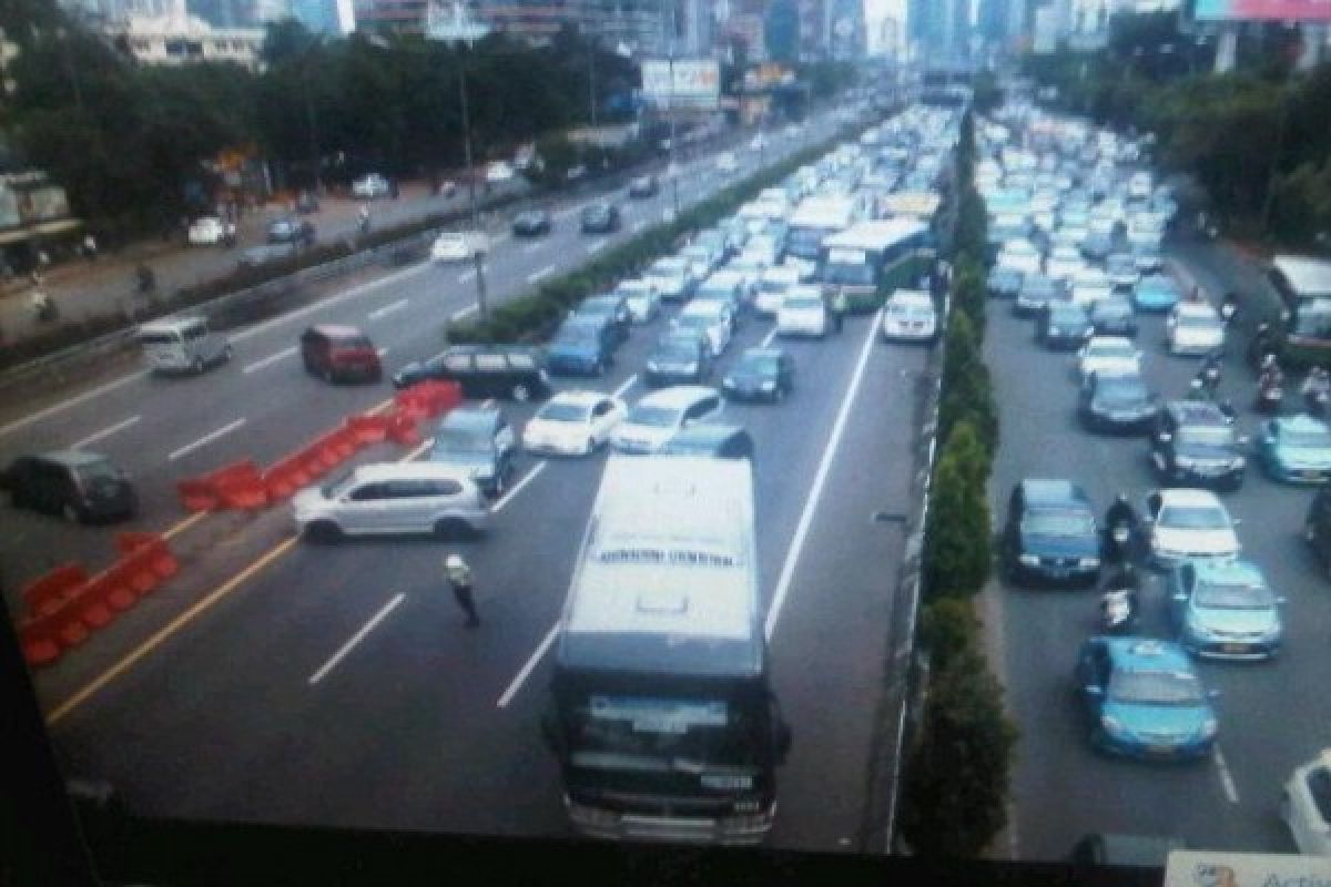 Ada benda mencurigakan, Tol Slipi-Semanggi dialihkan