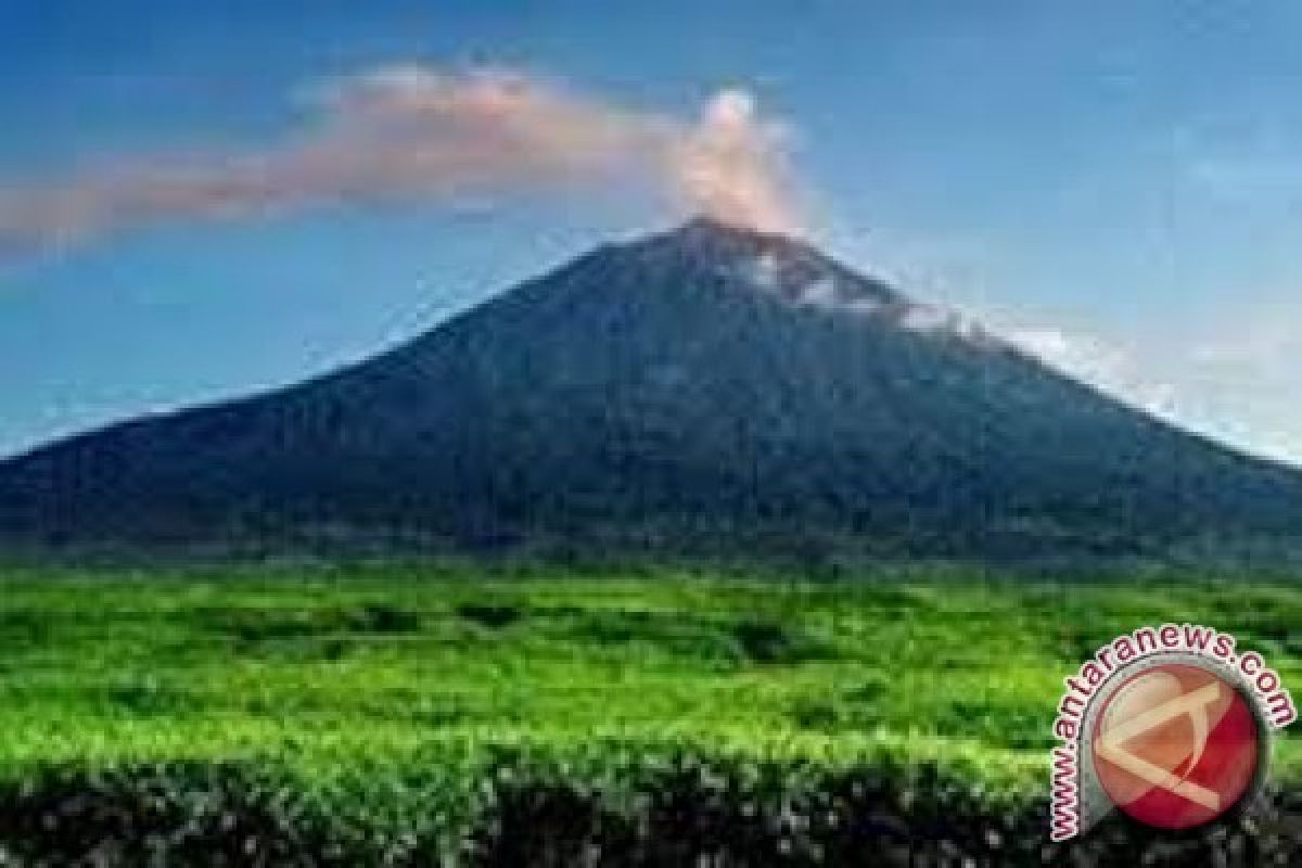 Pemandu gunung Kerinci mengeluh penutupan jalur pendakian 