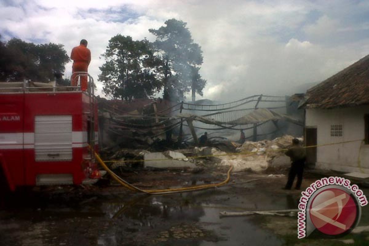 Sisa Kebakaran Pabrik Tapioka Masih Mengeluarkan Asap