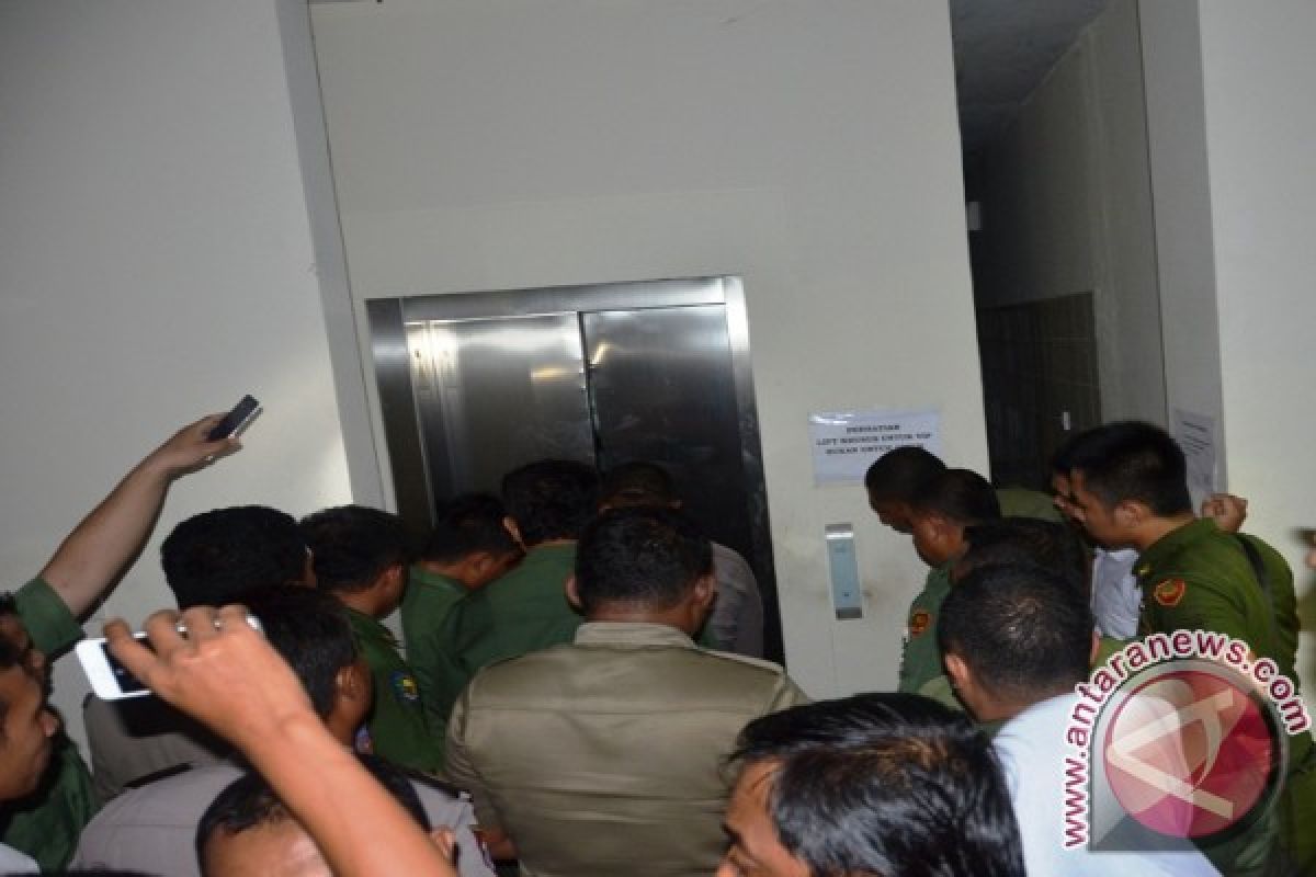 Gubernur Gorontalo 25 Menit Terjebak Di Lift