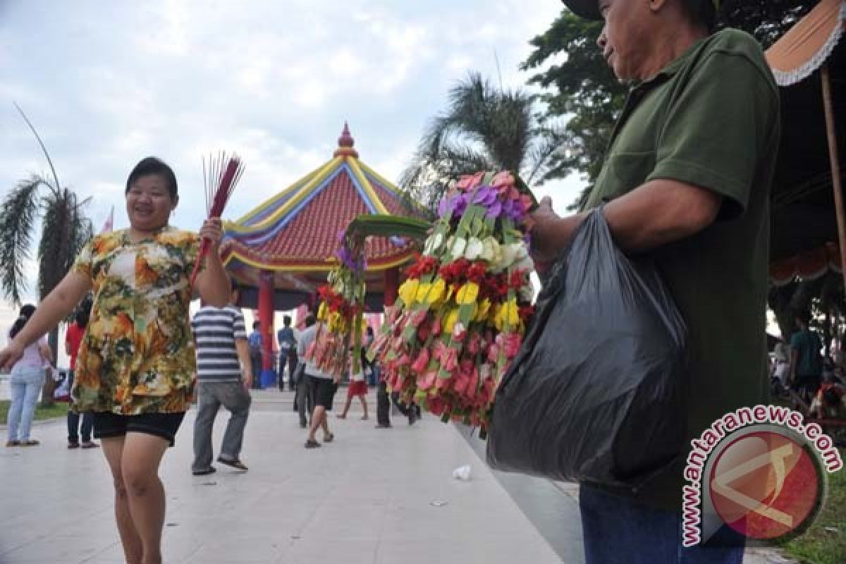 Ribuan warga Tionghoa berdatangan ke Pulau Kemaro