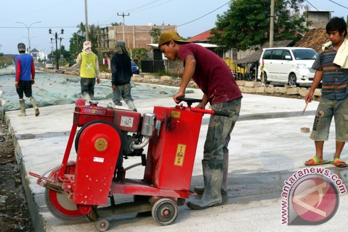 Betonisasi Jalan Woltermonginsidi Semarang Dilanjutkan