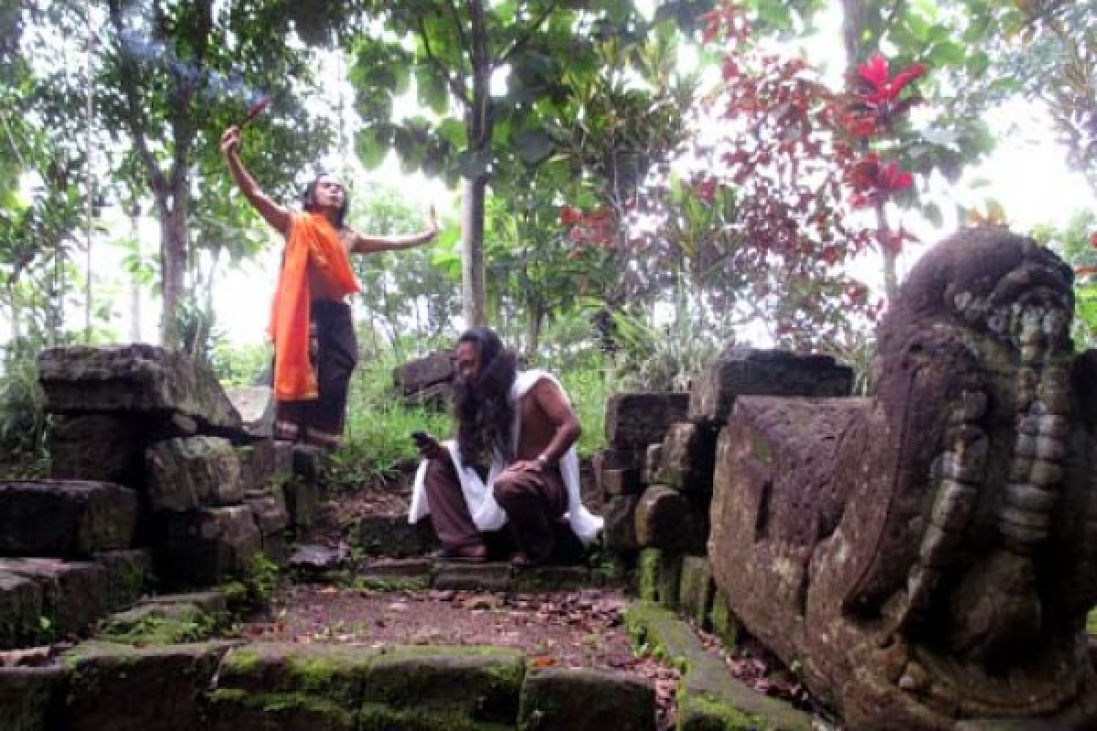 Refleksi Pancaroba di Reruntuhan Candi Batur