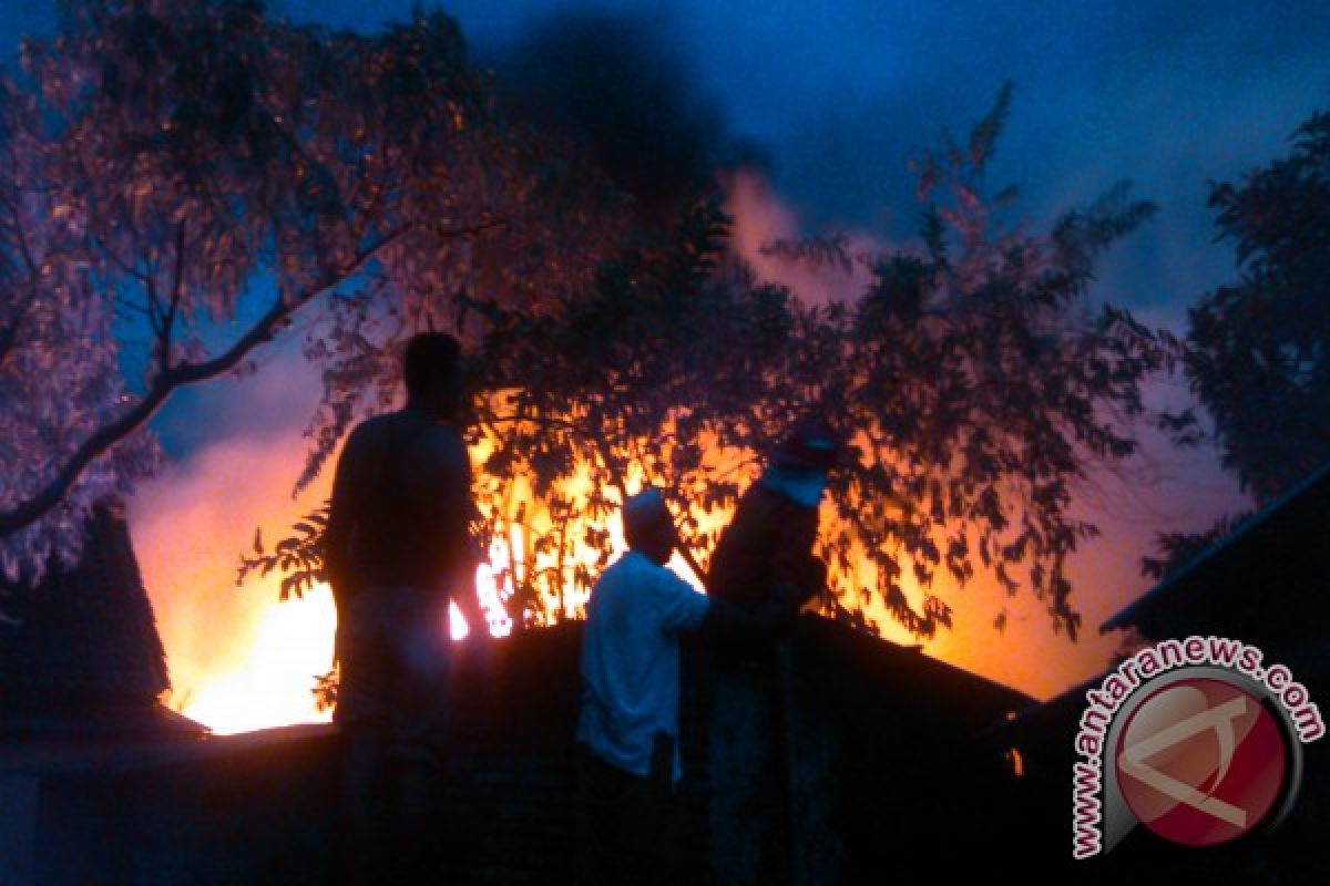 Rumah Dekat Depo Pertamina Ampenan Terbakar