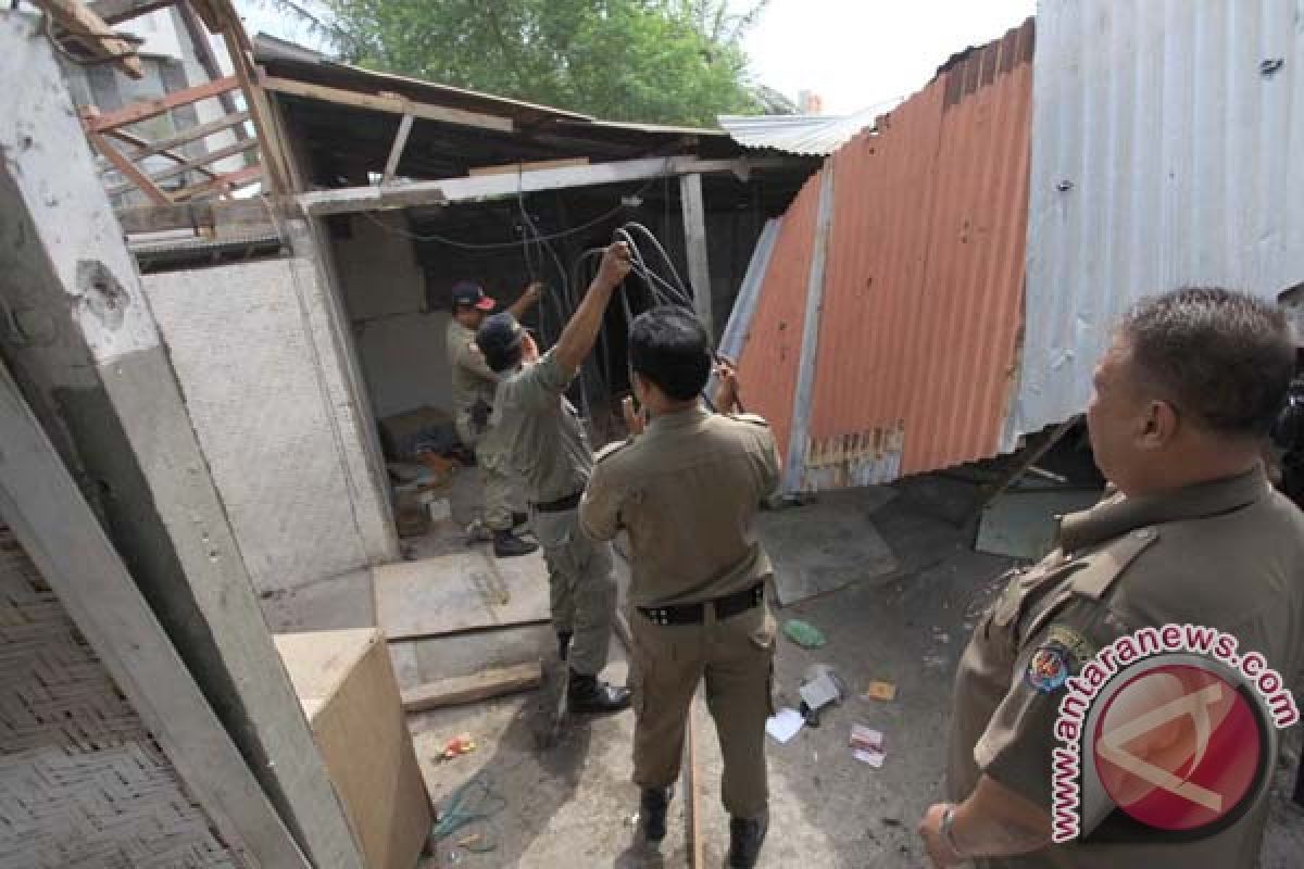 Tim Yustisi Denpasar Bongkar 15 Bangunan Liar