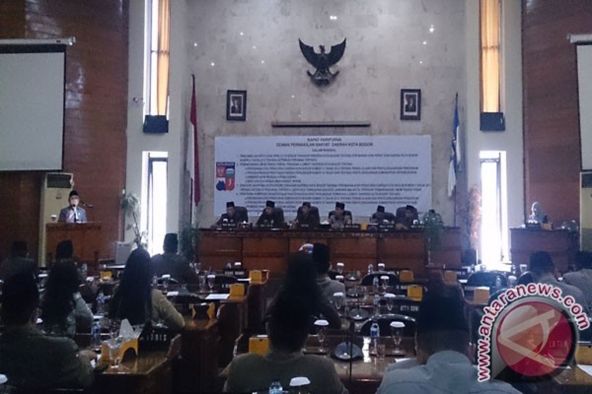 Fraksi DPRD Sampaikan Pandangan Umum Empat Raperda