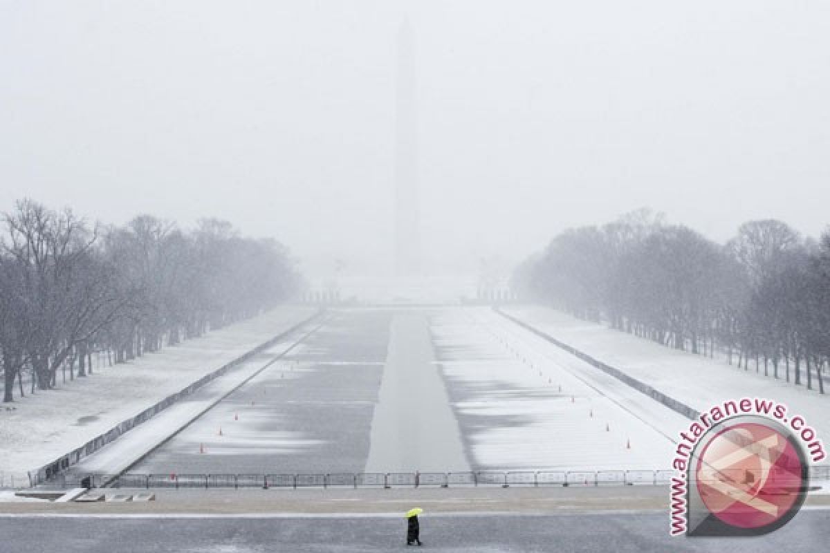 Tiga orang tewas, 185.000 tanpa penerangan pascabadai di Washington