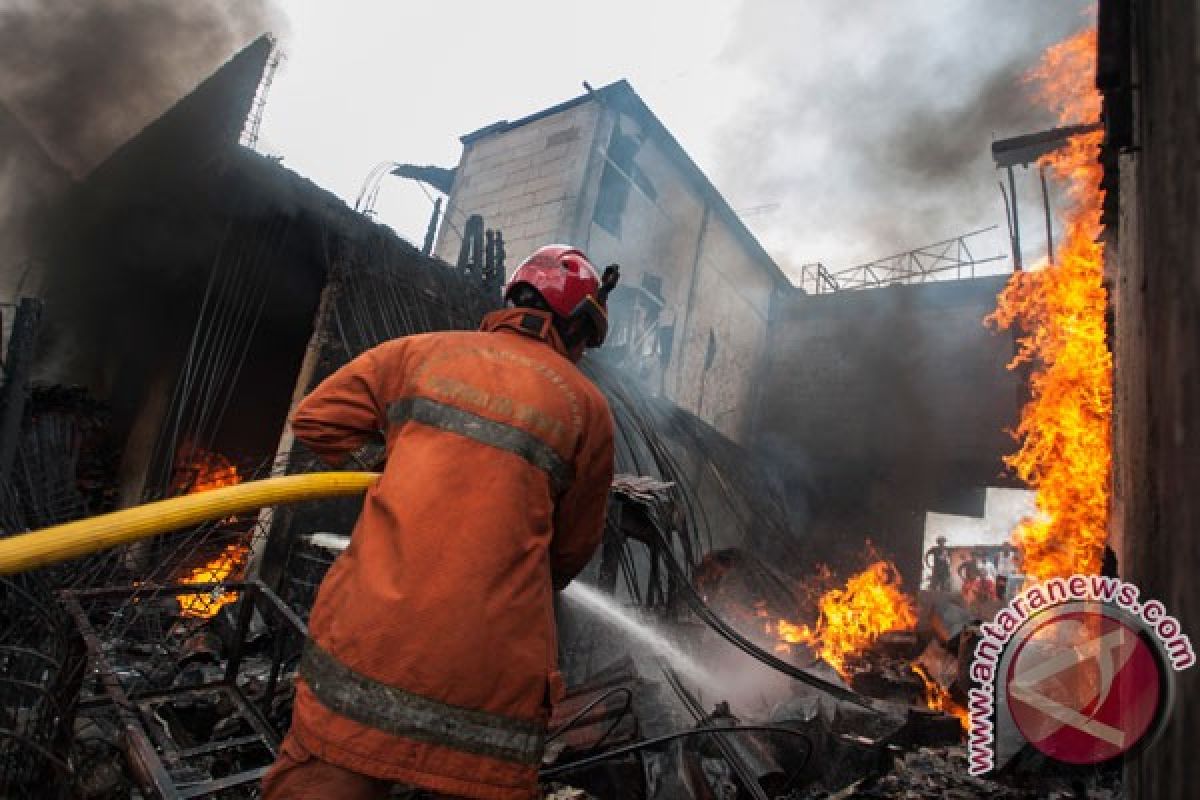 Pemulung Pekayon Bekasi rugi Rp700 juta akibat kebakaran