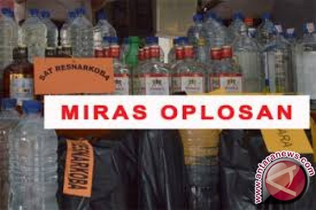 Polisi musnahkan 11.000 botol minuman keras oplosan