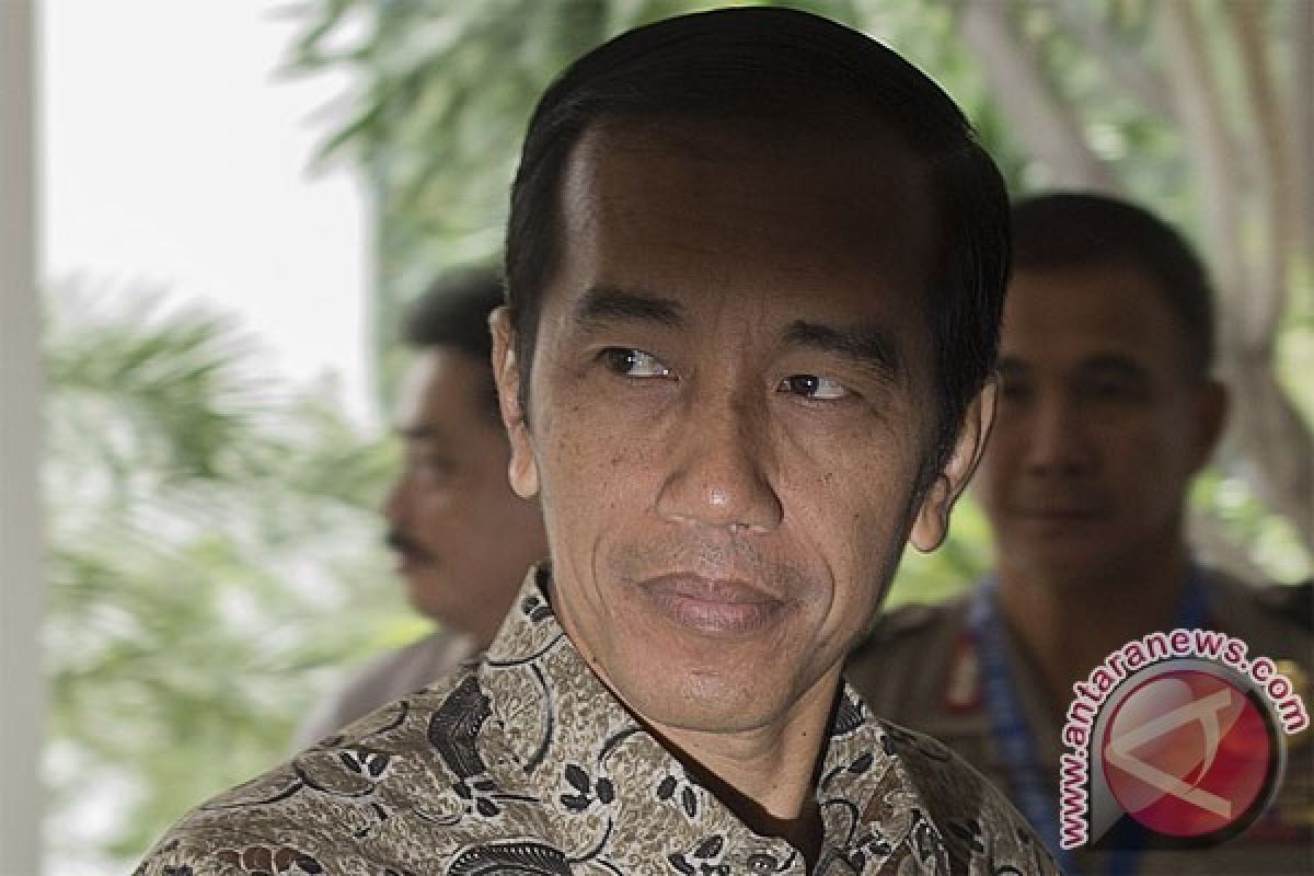 Presiden Terima Kopiah Meukeutop dan Senjata Tradisional Aceh