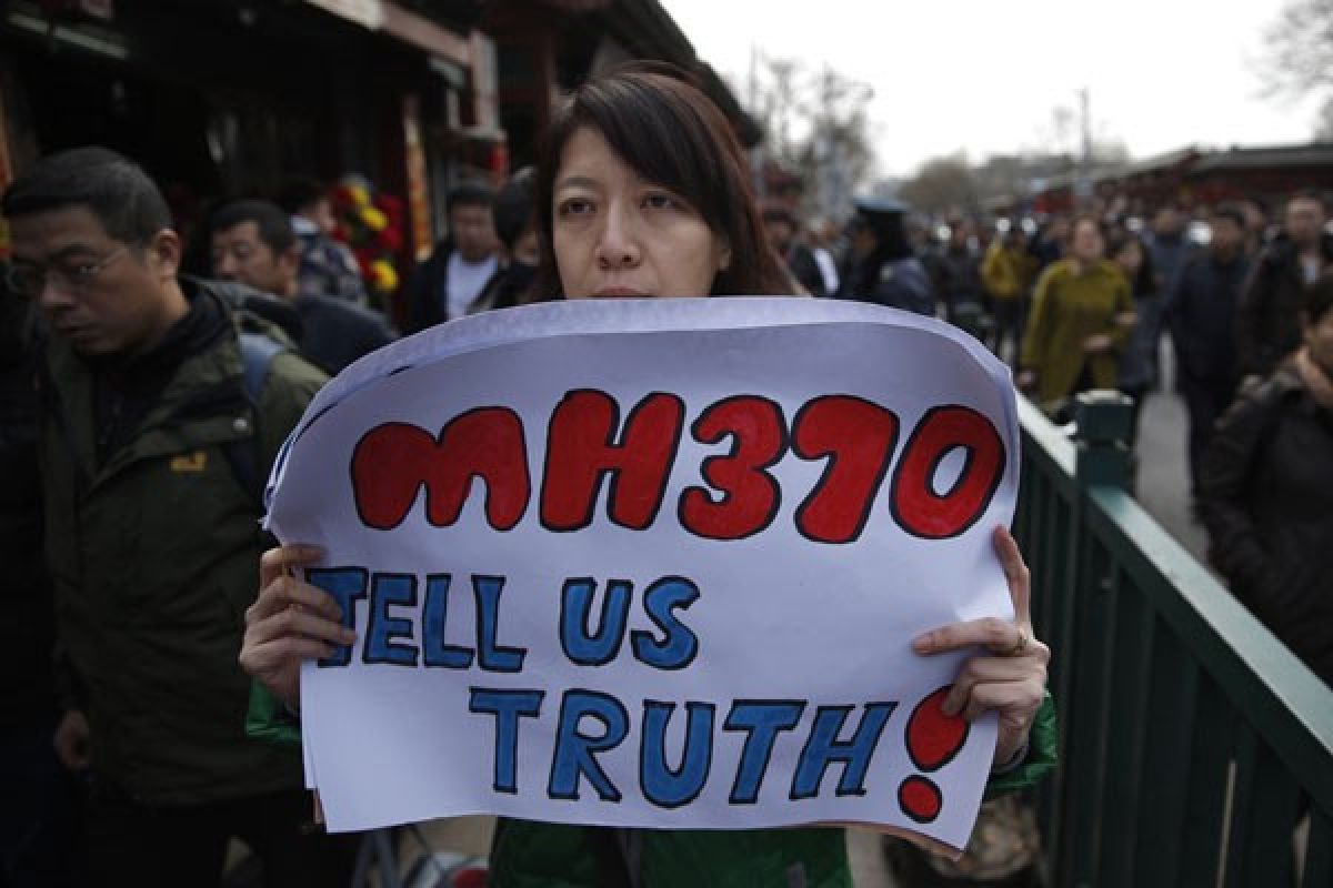 Chinese relatives of those on MH370 ask for search to continue