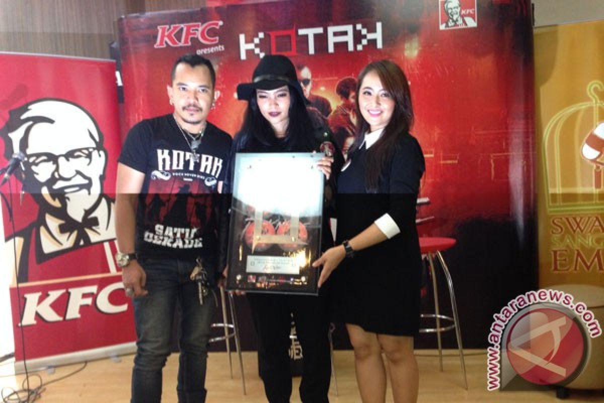 Band Kotak raih penghargaan multi platinum