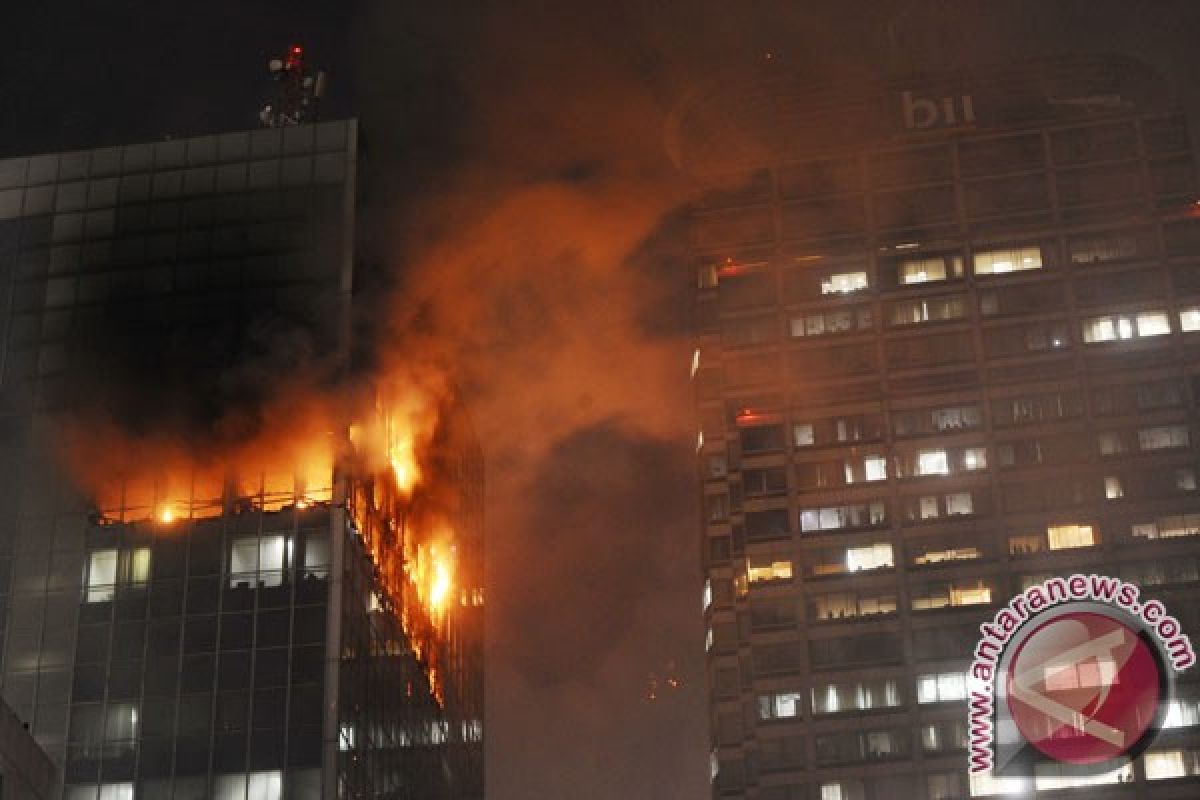 Pemadam Kebakaran kesulitan padamkan api Gedung Kosgoro