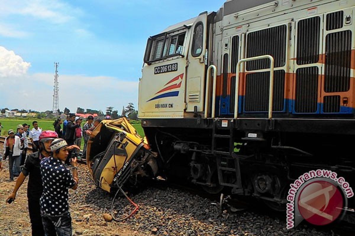 Satu tewas dalam insiden tabrakan KA Argo Anggrek-truk