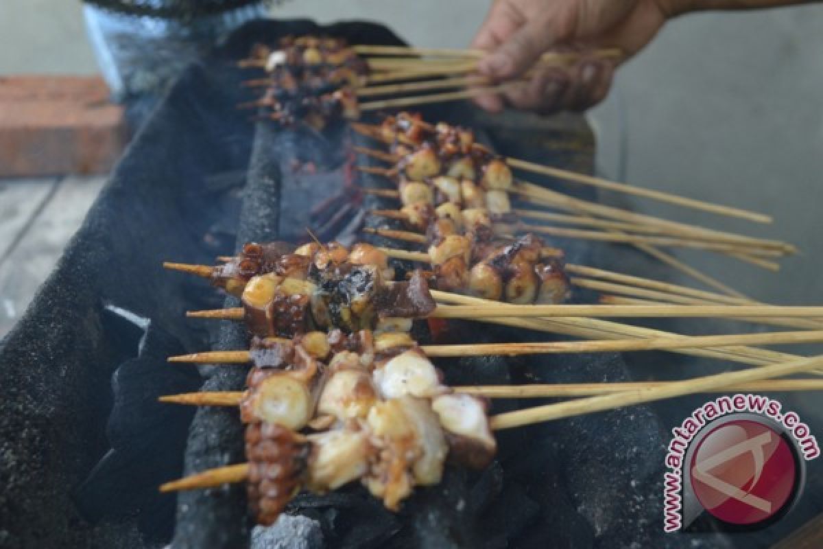 Menikmati sate gurita di tepi Samudra Hindia