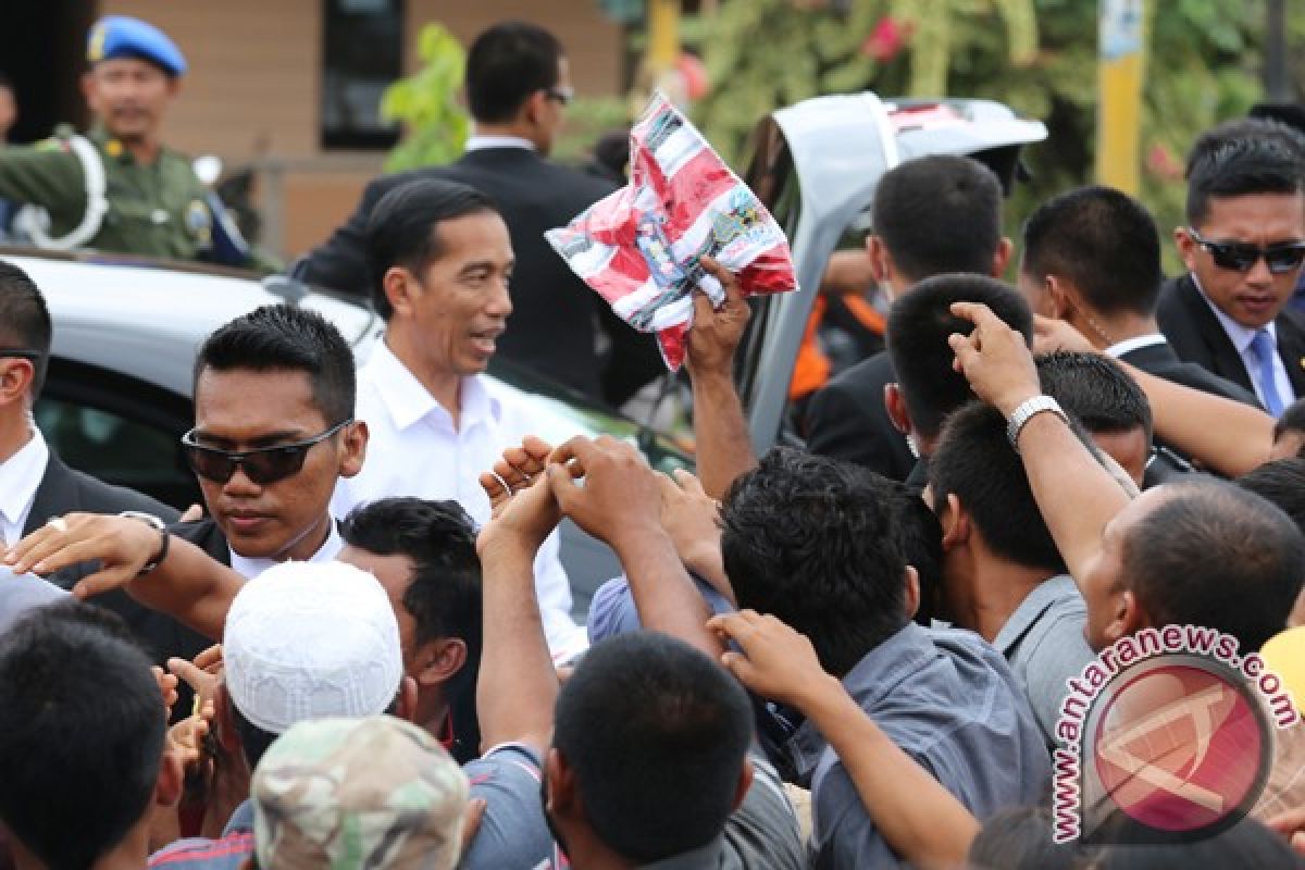 Jokowi Bagi Kaos dan Buku Tulis Kepada Masyarakat 