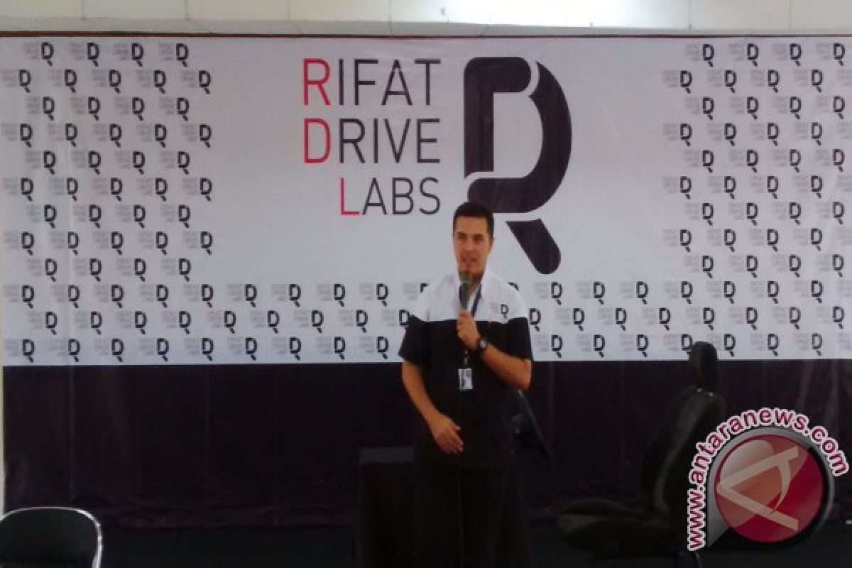 Pebalap Rifat Sungkar luncurkan Rifat Drive Labs