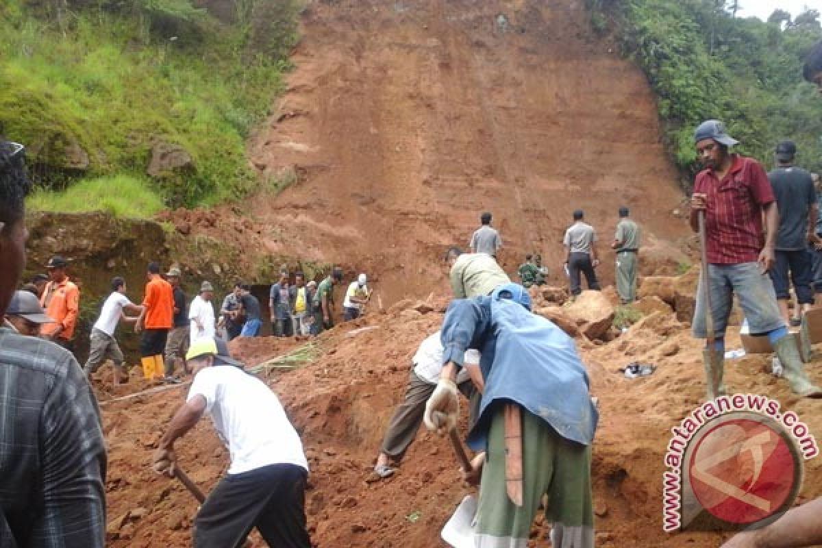 Pembersihan Material Longsor Cigombong Gunakan Alat Berat