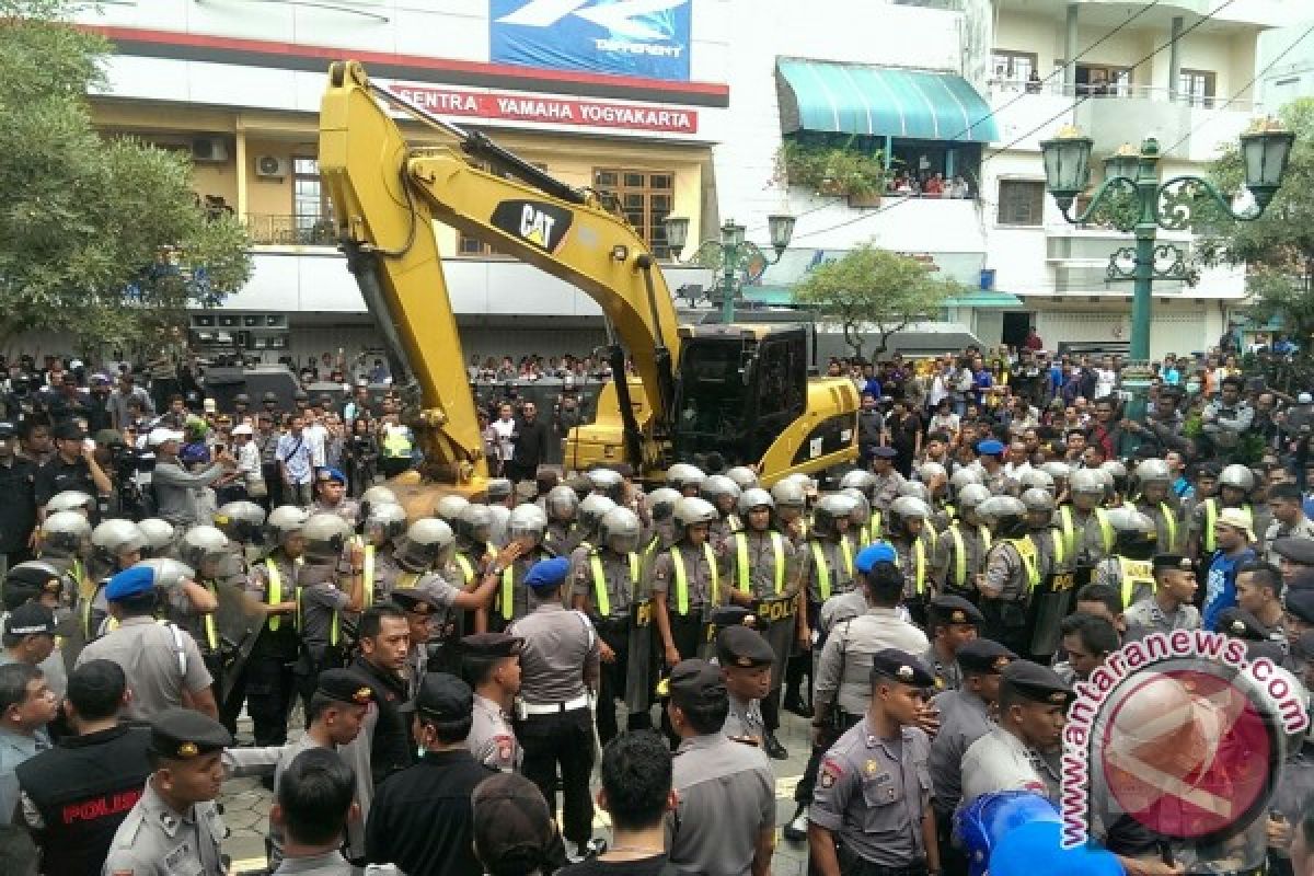 Karyawan hadang eksekusi Gedung Xl Yogyakarta 