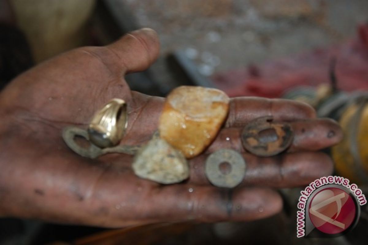 Penyelam tradisional mencari "harta karun"