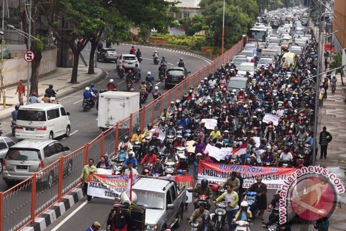 Aksi pedagang Pasar Limbangan tutup jalan nasional