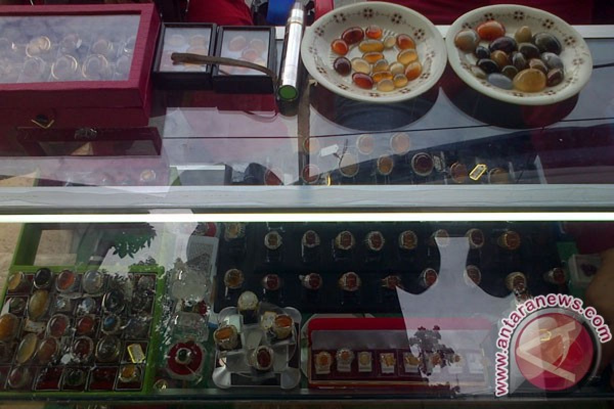 Batu akik masuk ke pusat souvenir Bengkulu