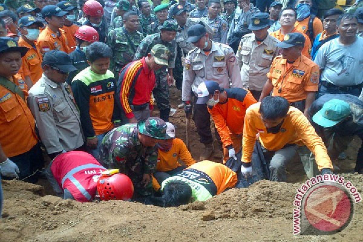 Satu Korban Tertimbun Longsor Belum Ditemukan