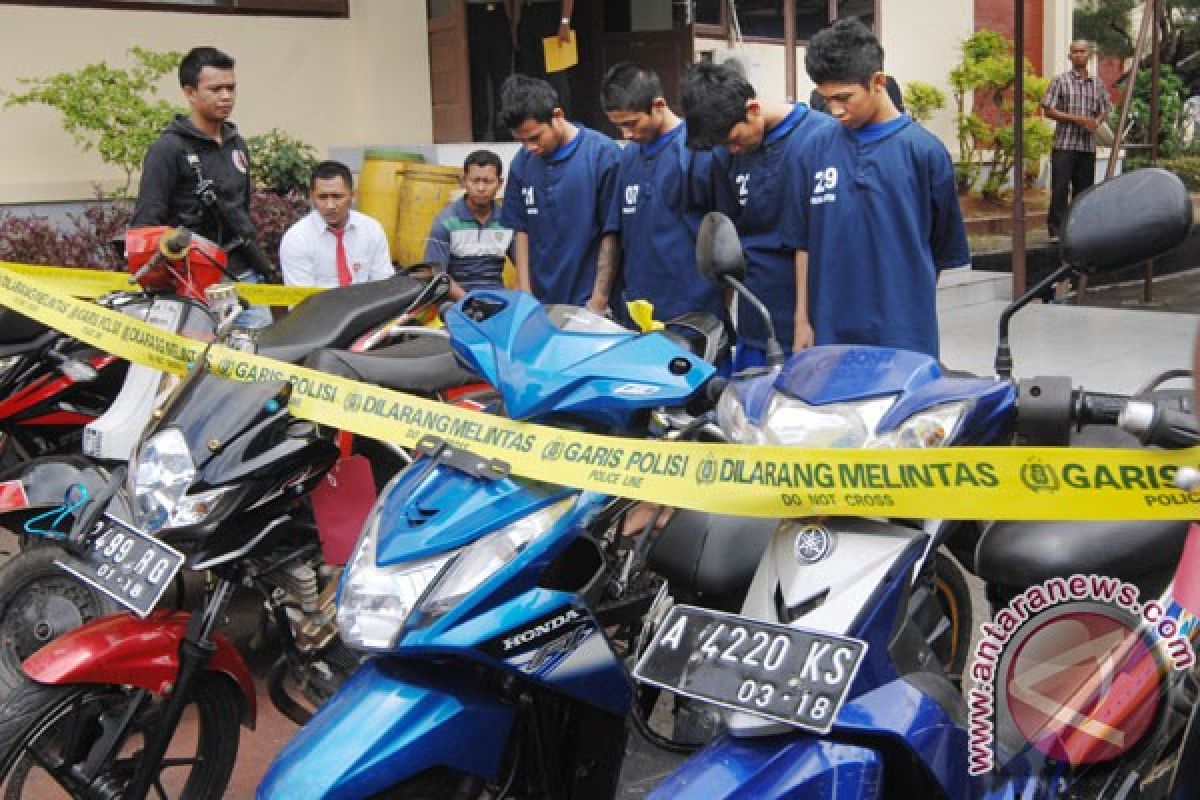 Dua begal sepeda motor tertangkap sebelum jual rampasannya