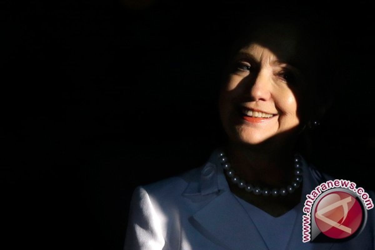 Skandal Email: Hillary Clinton Tak Punya BB Resmi
