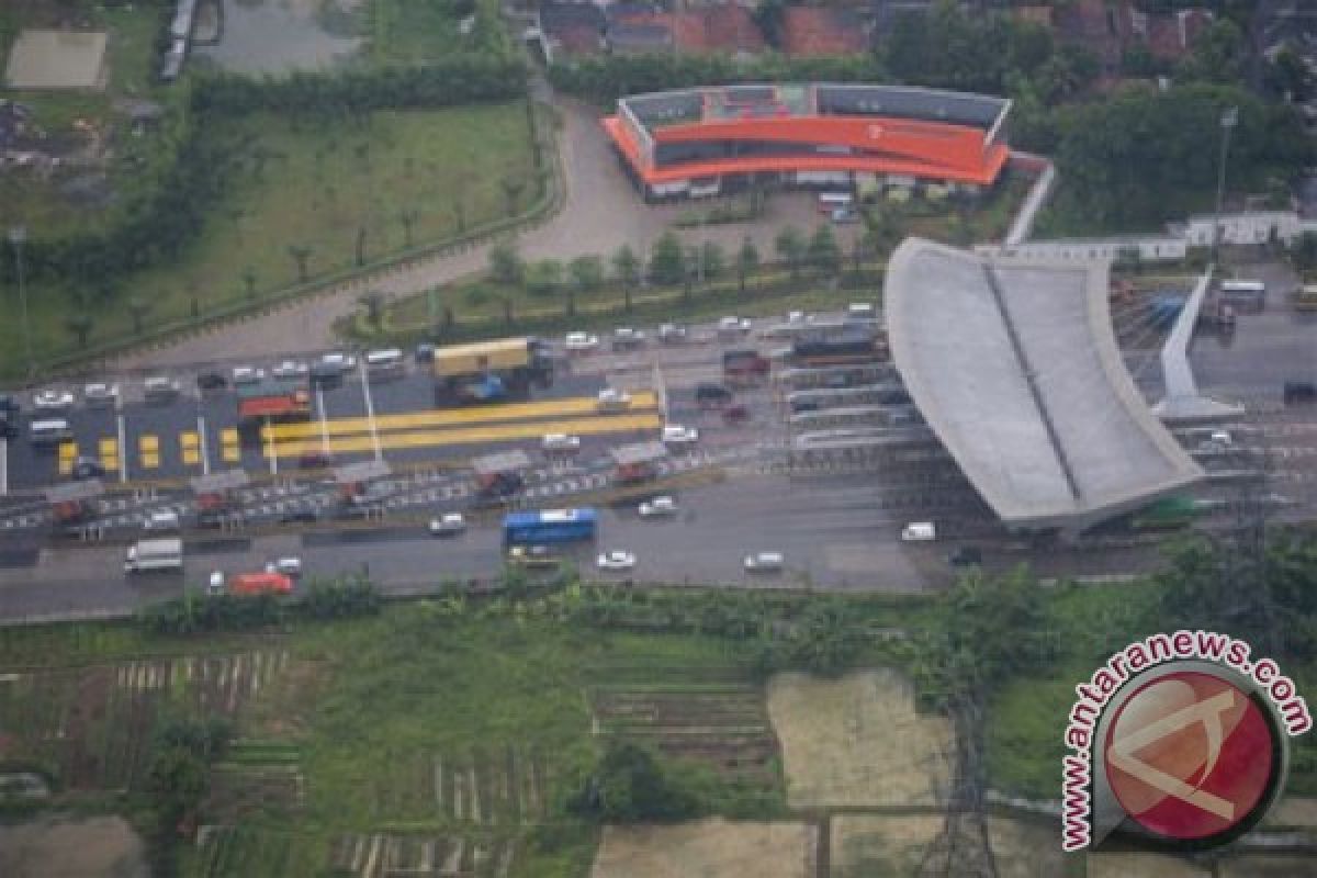 Jumlah kendaraan lintasi tol arah Merak turun