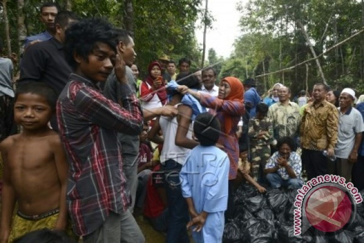 Mensos gendong bayi orang rimba TNBD Jambi