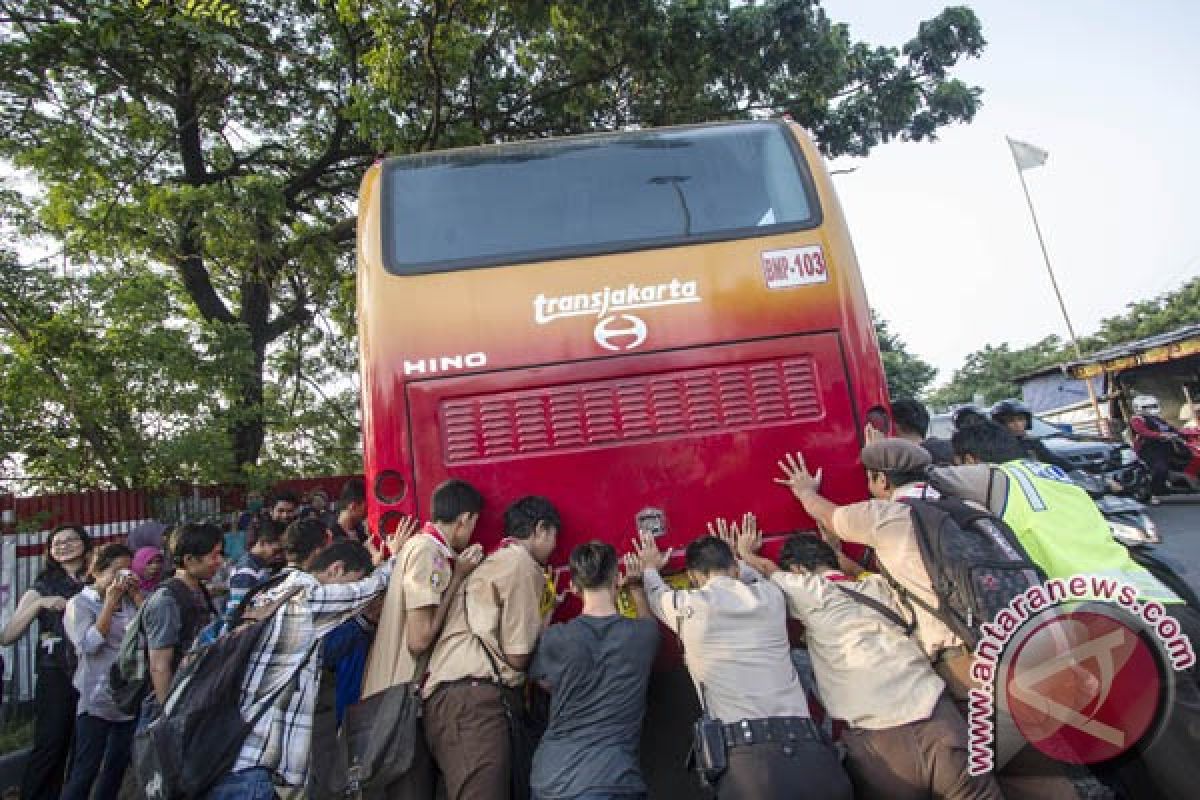 Ahok minta operator Transjakarta ganti bus tua