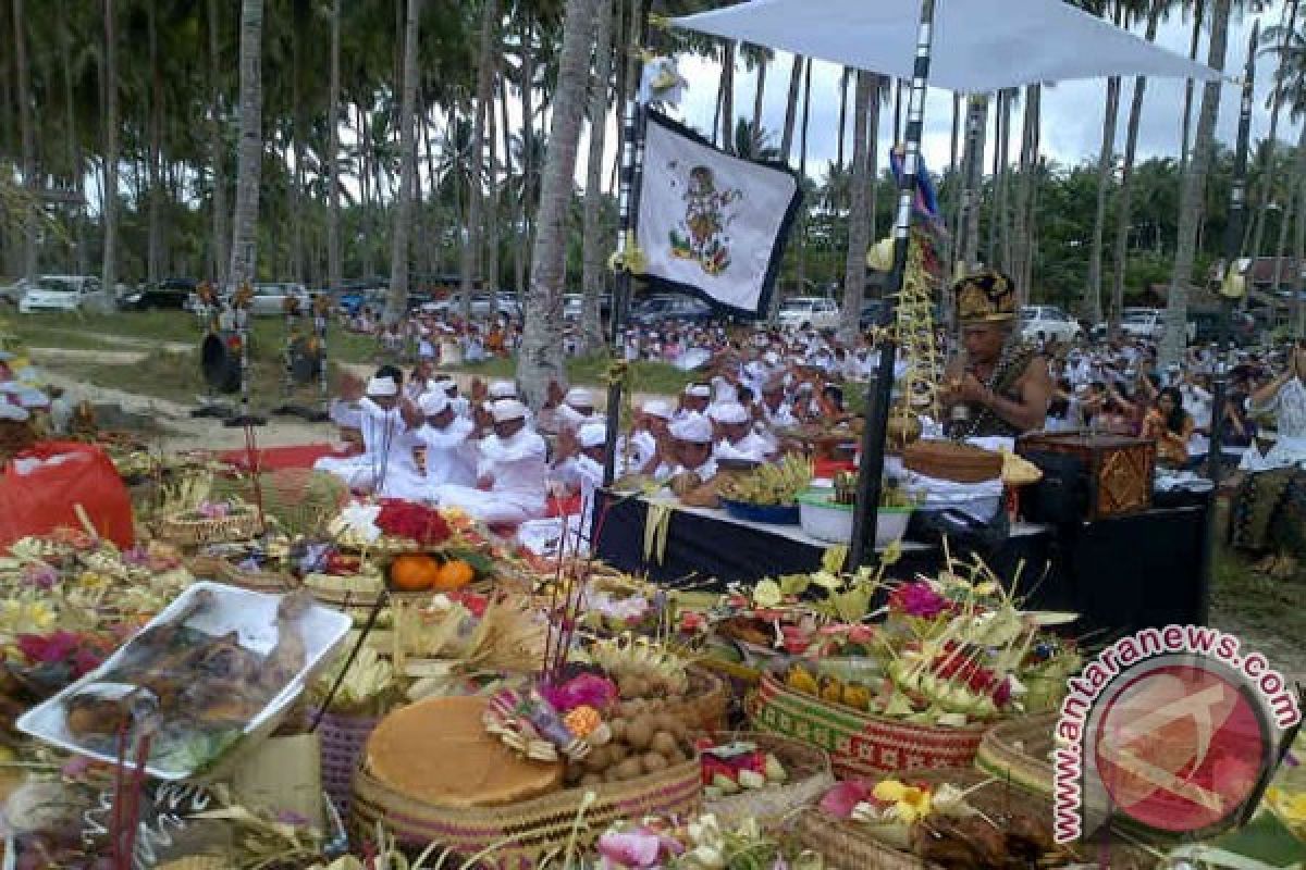 Umat Hindu Kalbar Gelar Ritual Melasti di Pantai Kijing 