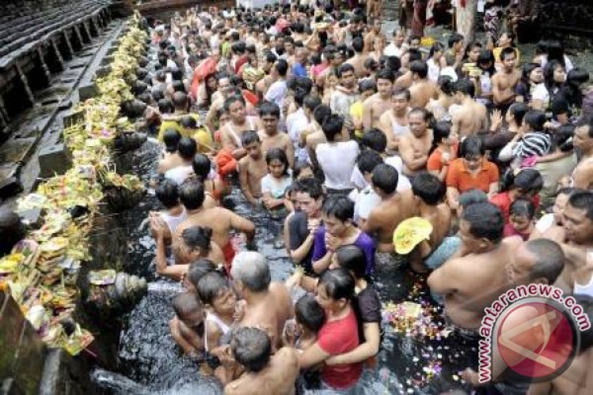 Wisman Nikmati Aura Air Suci Tirta Empul