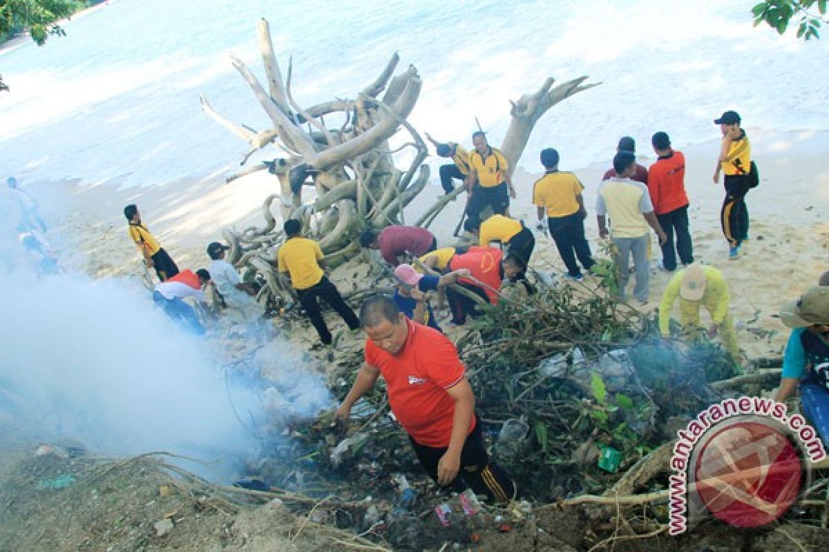 Polres dan Pemkab Kaur bersihkan Pantai Linau