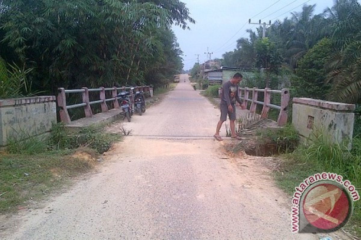 Jembatan Bukit Harapan di Batanghari nyaris putus