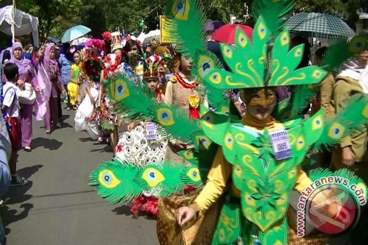 Sukabumi Gelar Karnaval Pakaian Dari Barang Bekas