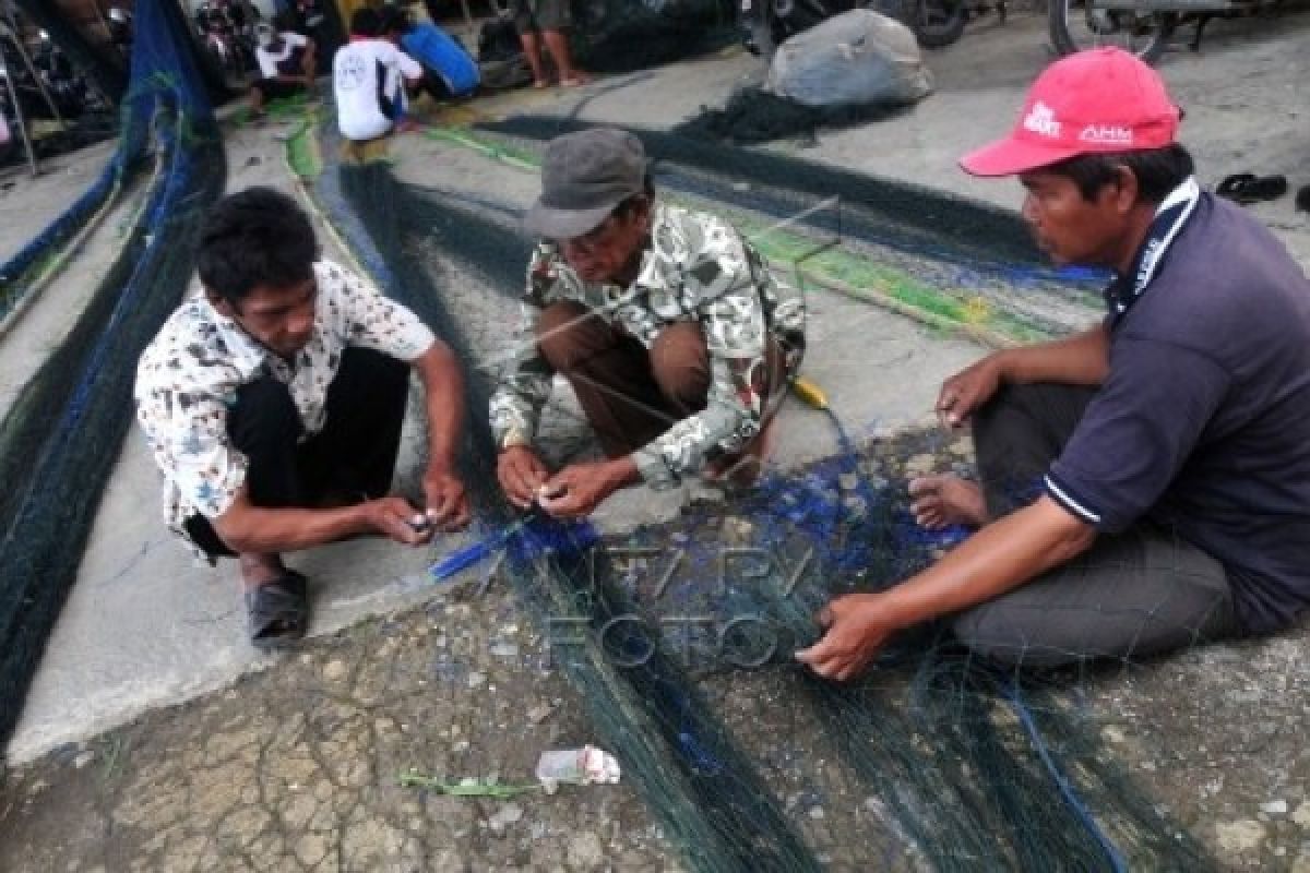 Dampo Awang Desak Pemkab Rembang Bantu Nelayan Cantrang
