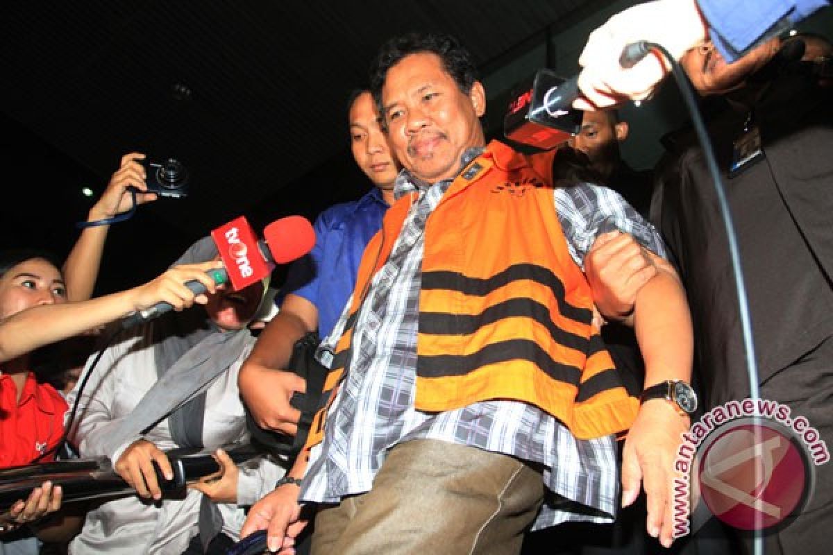 KPK tahan bupati Lombok Barat
