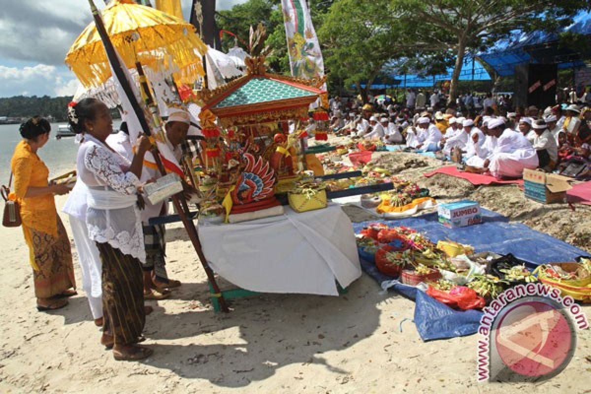 Kendari city government urged to keep Nambo beach clean