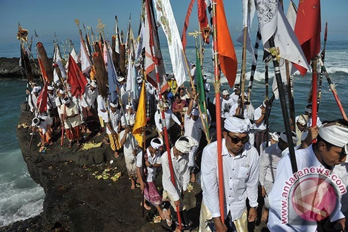 Iring-iringan Benda Sakral Warnai Ritual Melasti