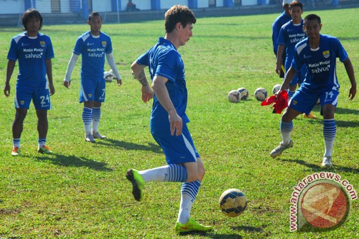 Persib waspadai bola atas pemain Kitchee SC