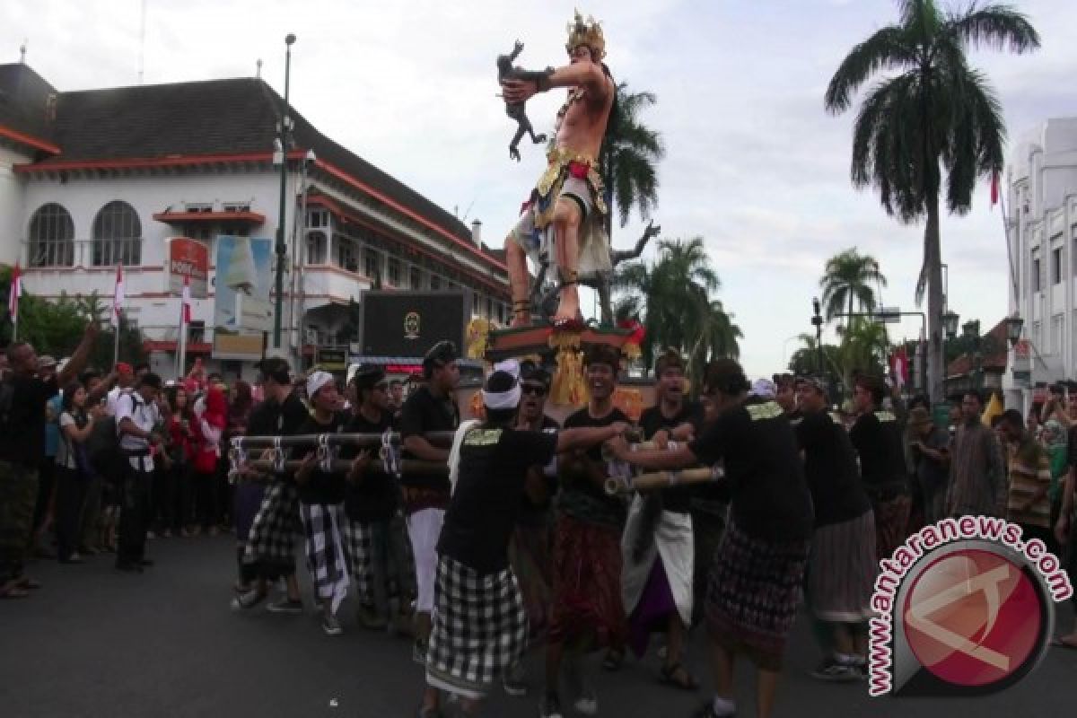 Ribuan warga Yogyakarta saksikan kirab ogoh-ogoh