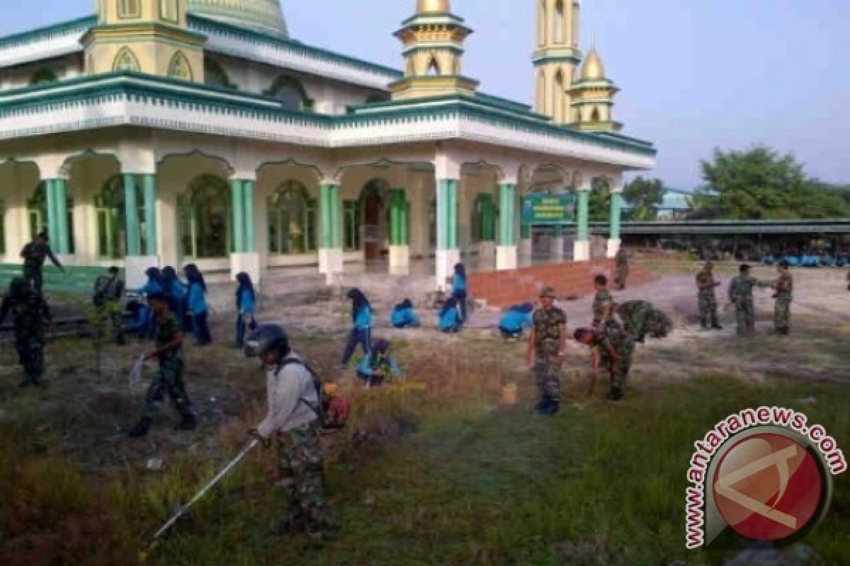 Kodim Pangkalan Bun Gelar Baksos Bersih Tempat Ibadah