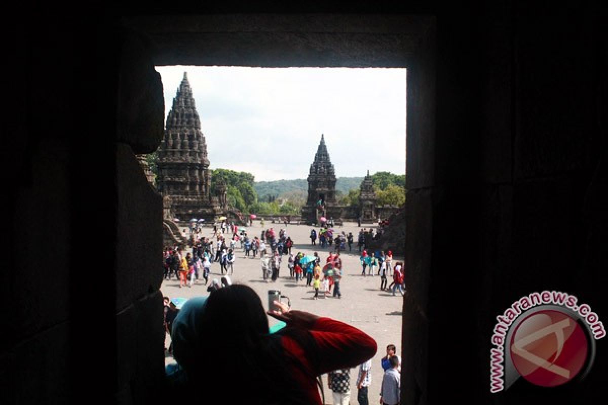 Wisatawan candi prambanan